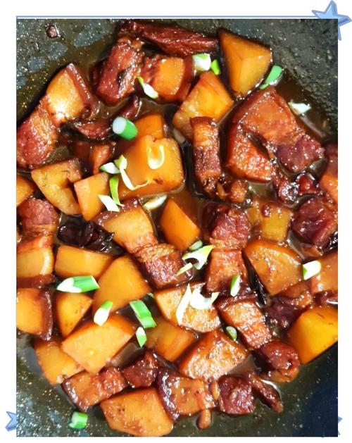 红烧肉炖土豆家常做法_家常红烧肉炖土豆，肉烂味浓，暖心暖胃！