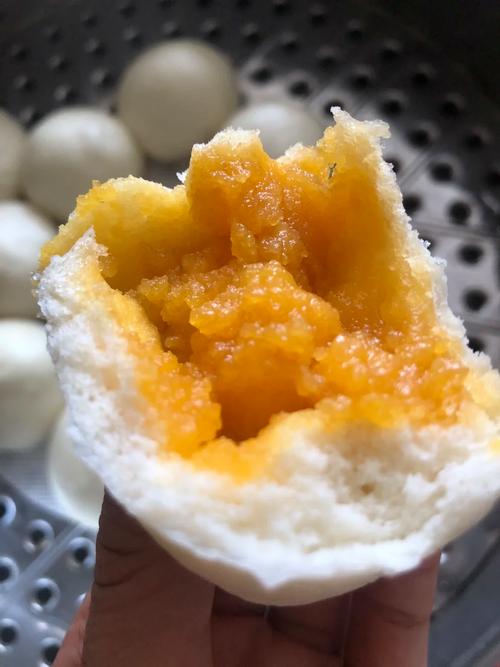 正宗蛋黄流沙包的做法_咸蛋黄流心，沙糯香甜，广式点心