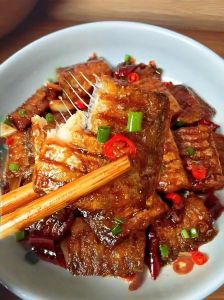 红烧带鱼的做法和步骤_带鱼三银一黑挑好肉，香煎入味！