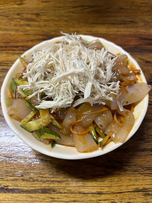 肉丝拉皮的做法_爽口拉皮炒肉丝