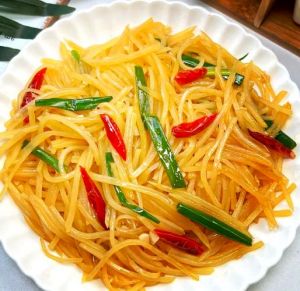 酸辣土豆丝家常做法_酸辣土豆丝脆爽秘诀，在家轻松炒出美味