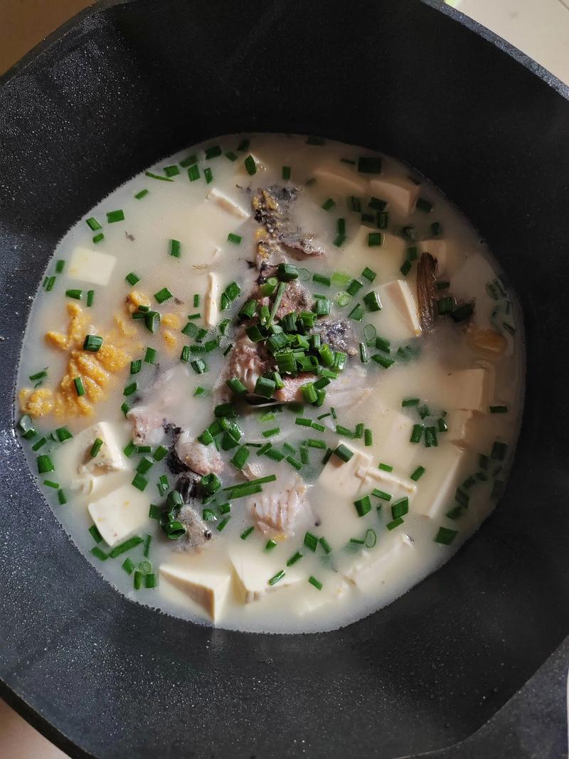 家常清炖鱼汤的做法_清炖鱼汤,选鲜鱼,腌去腥,慢炖鲜 家常清炖鱼汤的做法_清炖鱼汤,选鲜鱼,腌去腥,慢炖鲜