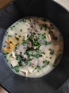 家常清炖鱼汤的做法_清炖鱼汤，选鲜鱼，腌去腥，慢炖鲜