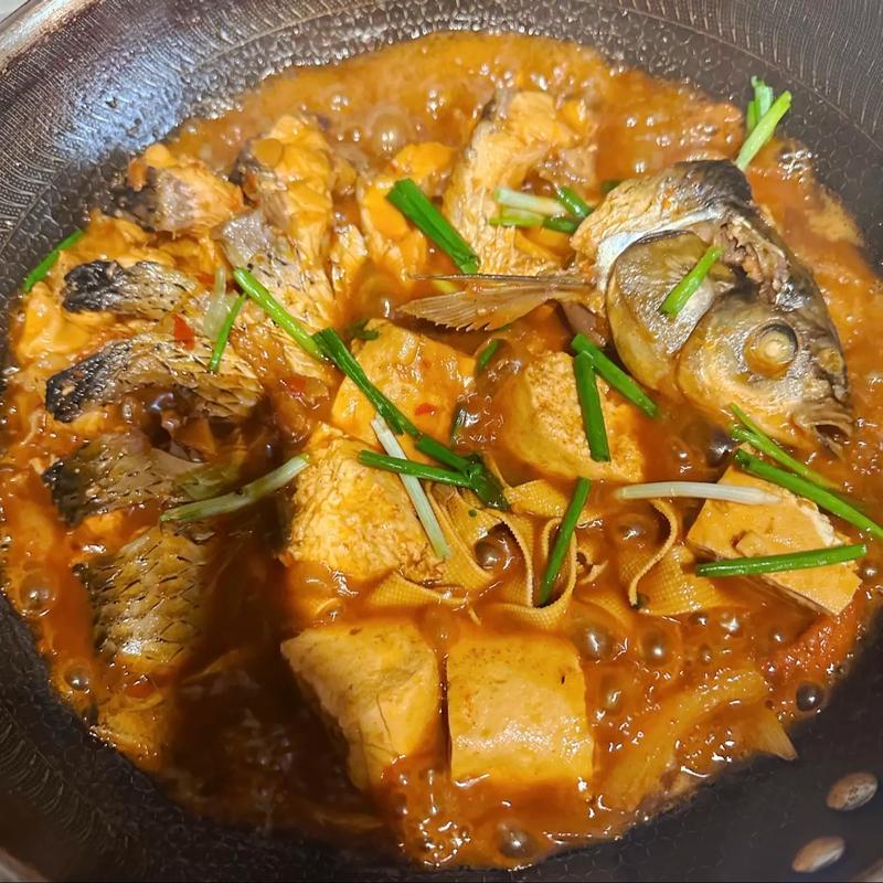东北铁锅炖鱼做法_东北铁锅炖鱼，香浓味美，暖心暖胃！