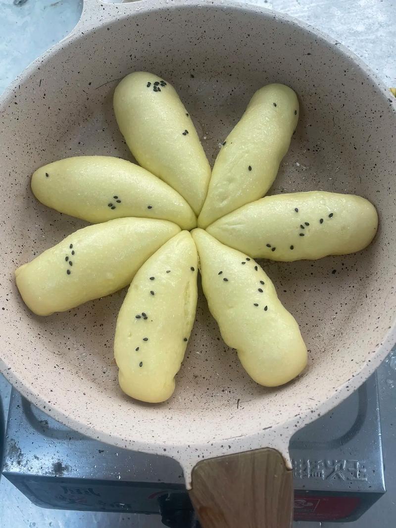 小脚卷子的做法_创意面点小脚卷，像猪蹄蒸着吃！