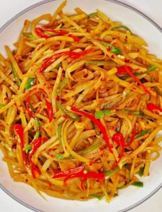 酸辣土豆丝做法_酸辣土豆丝怎么选怎么炒最脆？