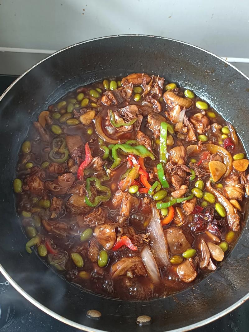 小公鸡烧毛豆米的做法_香煎小公鸡配毛豆家常做法