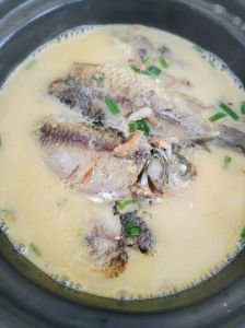 清炖鲫鱼汤的做法大全家常_活鲫鱼现杀做汤鲜，刮膜抽线是关键