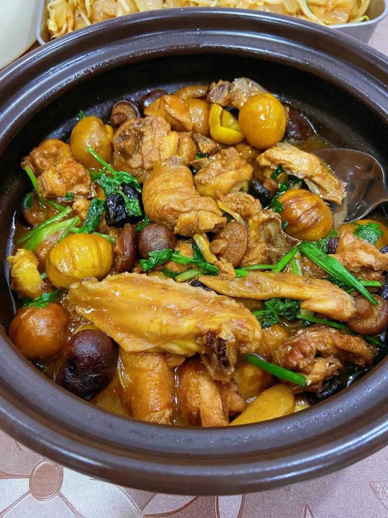 板栗炖鸡的家常做法_暖心暖胃家常汤