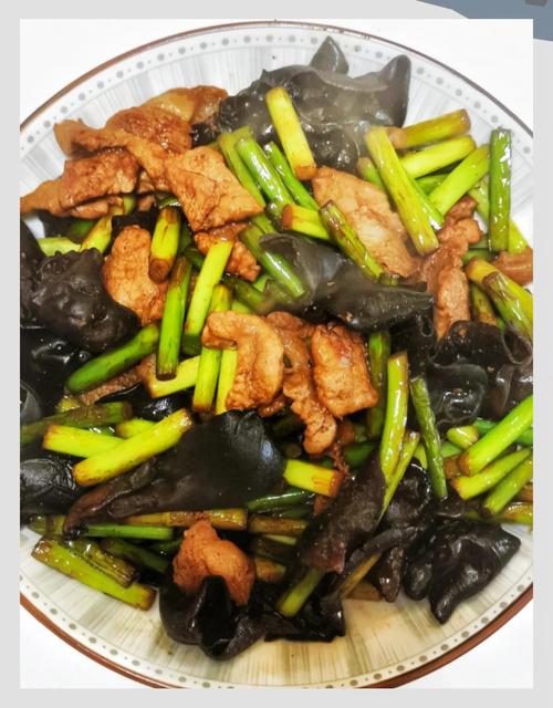 蒜苔木耳炒肉的做法_家常美味，简单下饭！