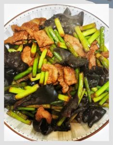 蒜苔木耳炒肉的做法_家常美味，简单下饭！