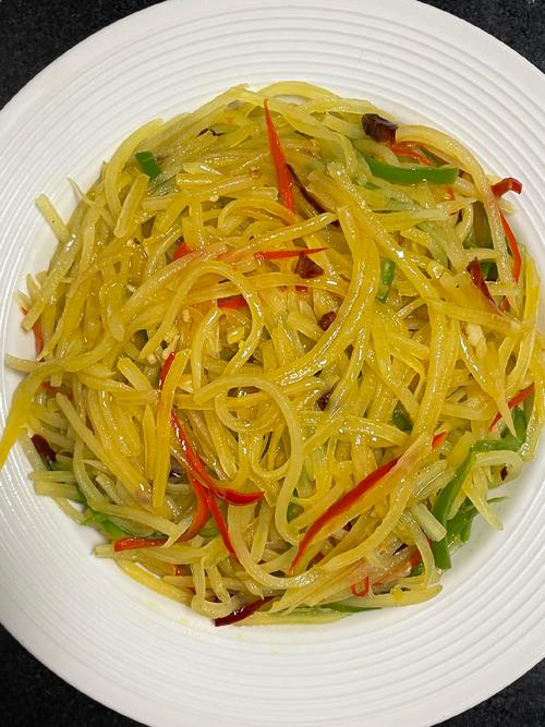 炝土豆丝的家常做法_爽脆开胃家常菜，简单易做，夏日必备！