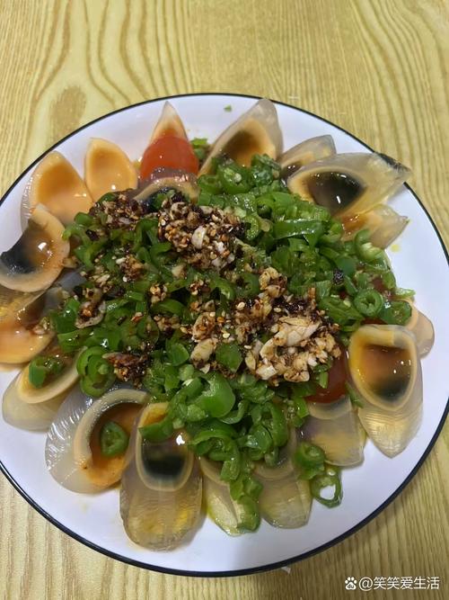 尖椒拌皮蛋的做法_虎皮尖椒拌皮蛋，清爽开胃，夏日美味凉拌菜！
