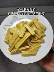 干腐竹快速泡开的方法_泡腐竹水温60℃，加盐醋快泡，挤干冷冻更脆！