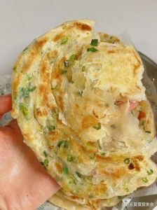 不用发面的葱花饼的做法_葱油饼10分钟搞定，酥脆香浓在家做！