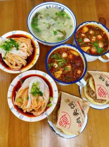 西安美食的文化高清图片_西安面食之都，吃泡馍biang biang面，老街烟火气十足！