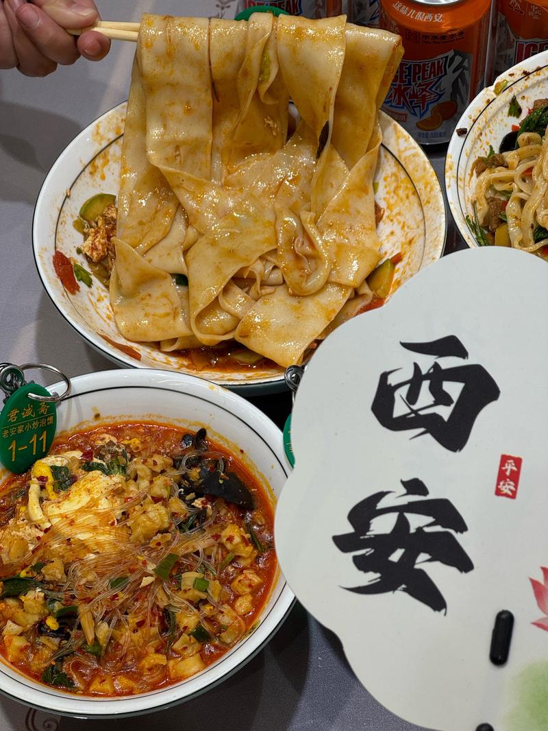 西安最有名的小吃是什么_肉夹馍香，泡馍凉皮，地道家常味！