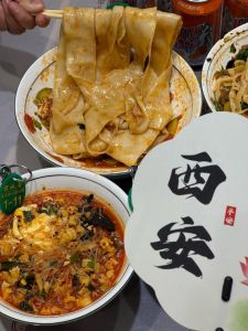 西安最有名的小吃是什么_肉夹馍香，泡馍凉皮，地道家常味！