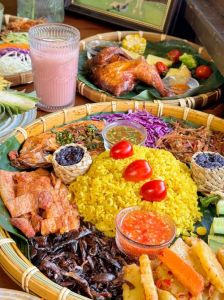 云南经典小吃_豆汤米干与三尖角粑粑，品味民族风情！