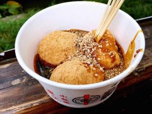 四川小吃特色_米粉肥肠酥饼，地道风味！