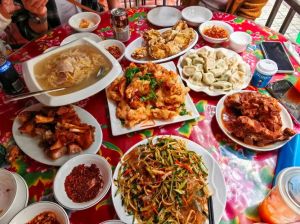 东北地区有哪些饮食民俗_东北酸菜白肉锅暖心，重口味炖菜展豪放！