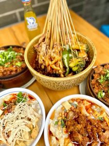 乐山小吃有哪些_跷脚牛肉钵钵鸡油炸串串甜皮鸭豆腐脑