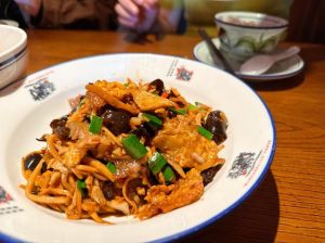 湖南菜的烹调特点和风味特色_湘菜酸辣鲜香，剁椒鱼头麻辣子鸡
