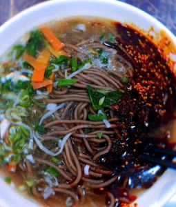 陇县十大特色美食_宫廷技艺民间味，酸辣面秘制鸡酥脆点，地道西北小吃