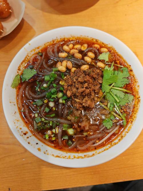 四川小吃有哪些最出名_抄手夫妻肺片水饺担担面酸辣粉，风味独特！