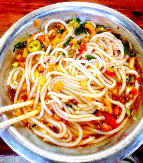 广西小吃特色美食_老友粉生榨米粉卷筒粉酸野横县大粽！