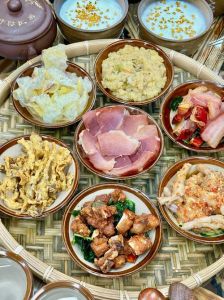 云南传统小吃_臭豆腐米线菌火锅全羊汤锅，鲜香爽滑，值得品尝！