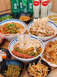 广西特色美食小吃有哪些_老友粉生榨粉酸野等特色小吃尝鲜