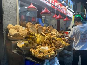 西安本地人常去美食街_回民街秋林钟楼东新街小南门早市，各具特色，体验西安风味市井生活