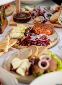 西方人的饮食方式_西方饮食主食面包与牛排奶酪甜品的极致追求