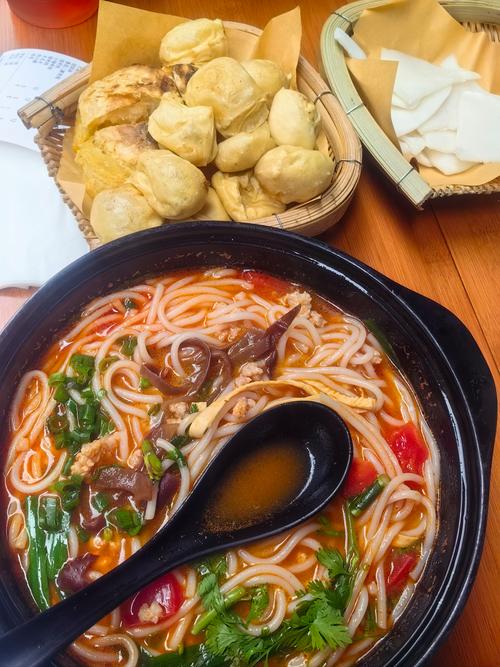 云南什么小吃最出名_过桥米线鲜花饼汽锅鸡等特色小吃，酸辣鲜香，让人难忘！