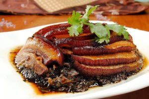 梅菜扣肉是粤菜吗_粤菜风味，美味传承