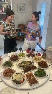 姐妹们吃年夜饭聚餐_家味浓，情意重！