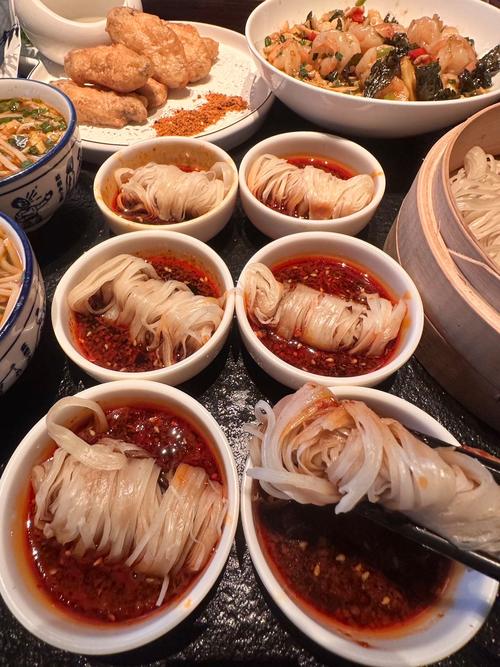 西安吃的特色美食_泡馍掰着吃，肉夹馍刚出炉，还有烩麻食韭菜盒子等地道小吃