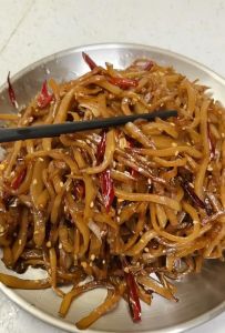 菜炒咸了怎么中和_炒菜太咸？加水糖醋救急，下次小心放盐！