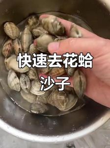 蚬子怎么吐沙子干净快_盐水泡蚬吐沙，美味又干净