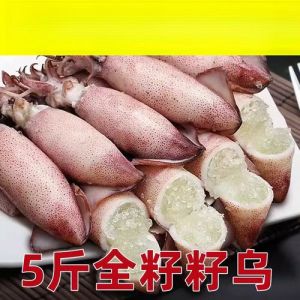 小笔管鱿鱼怎么清洗图解_去头撕壳剥内脏，冲洗干净备烹饪