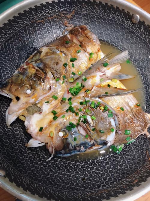 吃饭鱼头对着谁代表什么_东内长，表尊重！