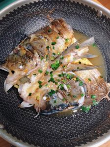 吃饭鱼头对着谁代表什么_东内长，表尊重！