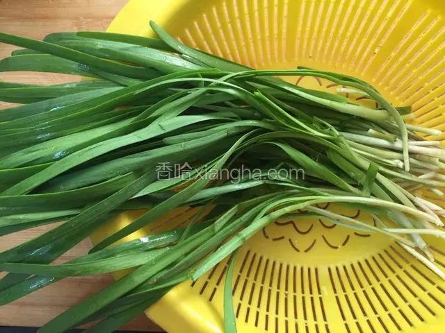 洗韭菜用盐水泡几分钟_韭菜清洗有妙招，浸泡冲洗保新鲜！