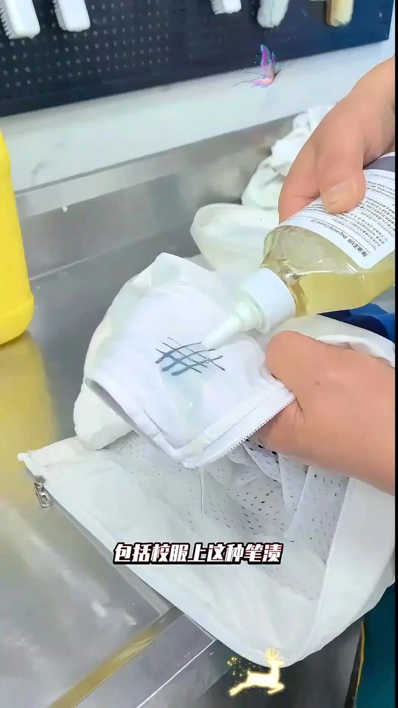 草的汁液弄到衣服上怎么洗掉_洗草汁渍，用热水盐白醋酒精洗衣液