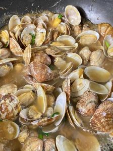 煮花甲几分钟熟_花甲鲜美易煮透，吐沙快煮保口感