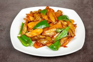 老地三鲜是哪些食材_东北老地三鲜，茄子土豆青椒香炸美味