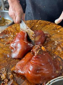 牛脚跟猪蹄子一个味吗_牛蹄筋道低脂，猪蹄软糯高脂