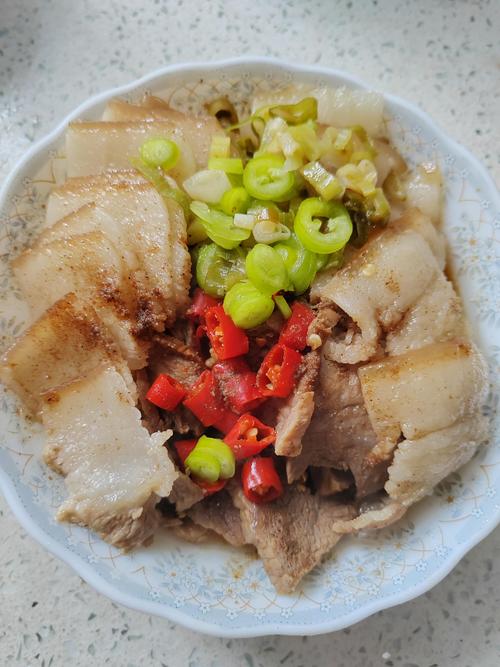 电饭锅蒸肉要放水吗_蒸肉加少许水，均匀受热又美味