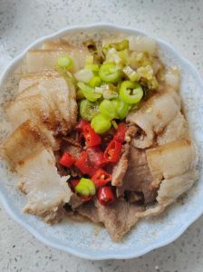 电饭锅蒸肉要放水吗_蒸肉加少许水，均匀受热又美味